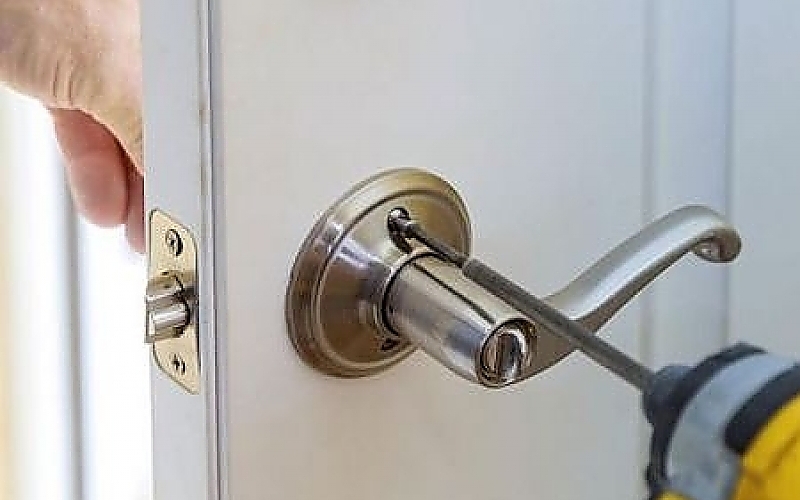 Signs Your Door Lock Needs Professional Repair in St. Charles