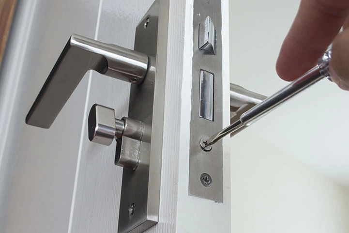person holding a remote key in St. Peters