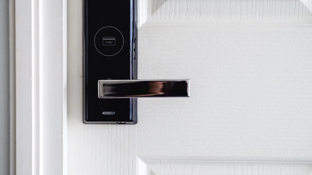 How Long Should a Smart Lock Battery Last in St. Charles Homes?
