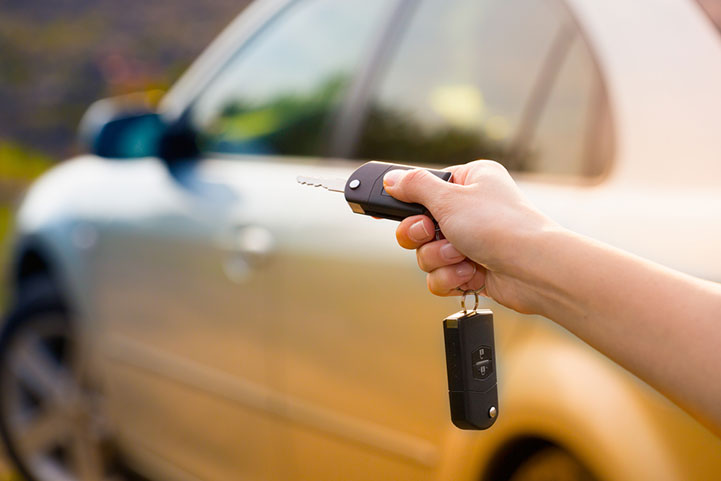 person using car remote key replacement in St. Charles