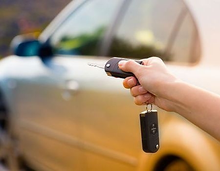 person using car remote key replacement in St. Charles